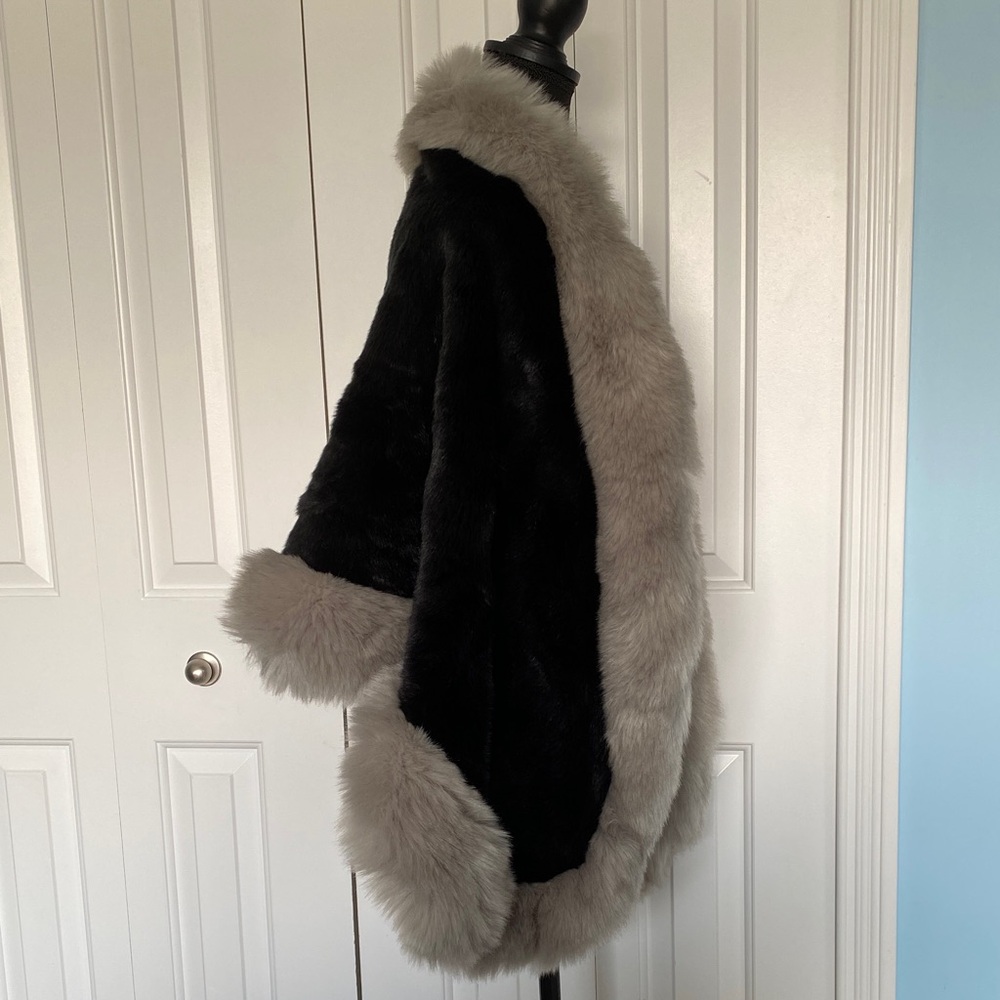 Beautiful Sheran One Size Fits All Black And Grey Faux Fur Shawl Cover Up Coat - Picture 5 of 7